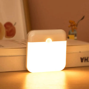 Veilleuse Capteur de Mouvement allumée sur fond blanc.