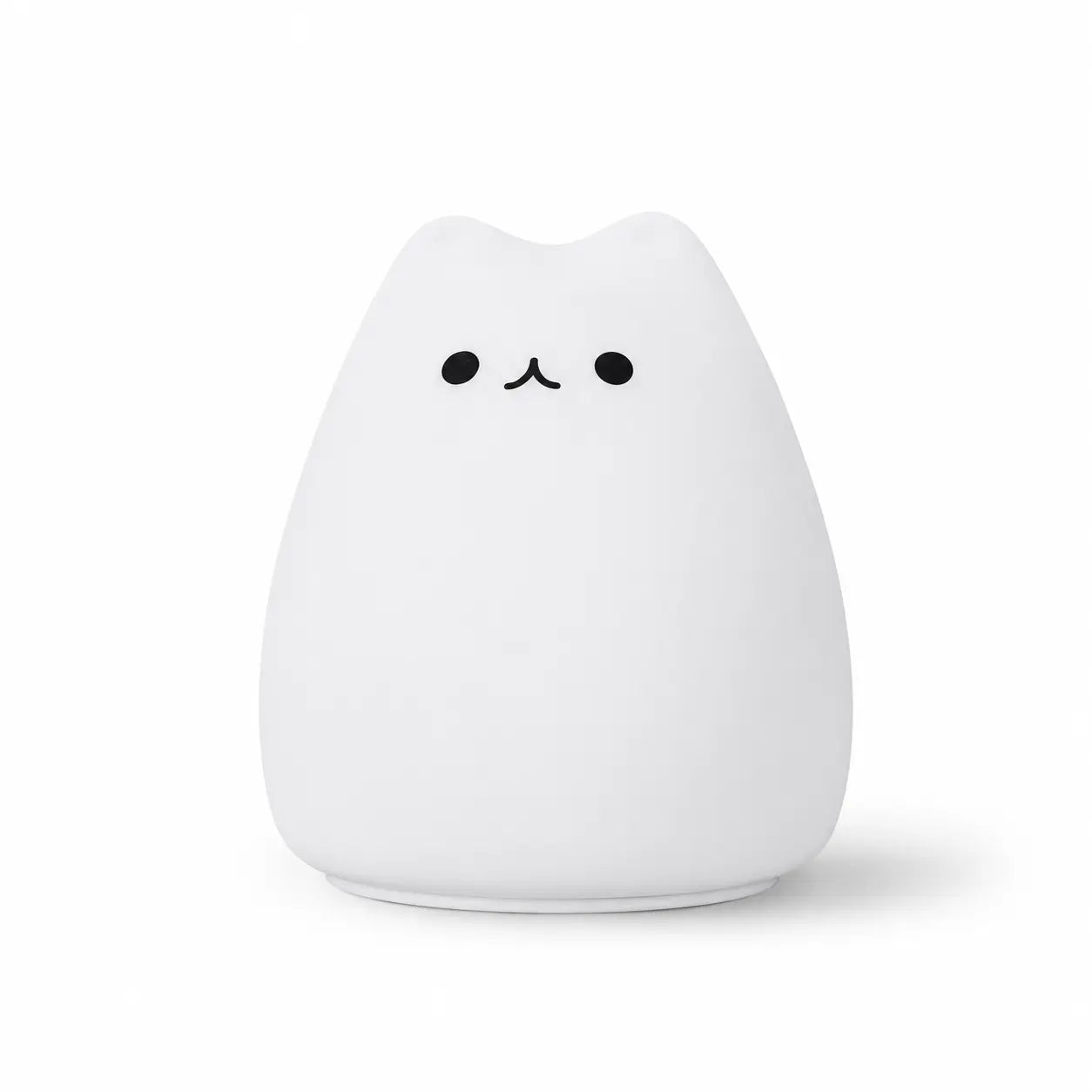 Veilleuse en silicone blanc en forme de petit chat arrondi au design épuré. Elle présente deux petits yeux ronds et un museau noir minimaliste, présentée de face sur un fond blanc uni.
