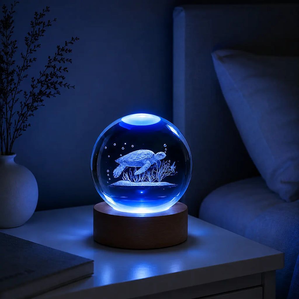 Boule de cristal tortue marine allumée sur une table de chevet dans l'obscurité d'une chambre