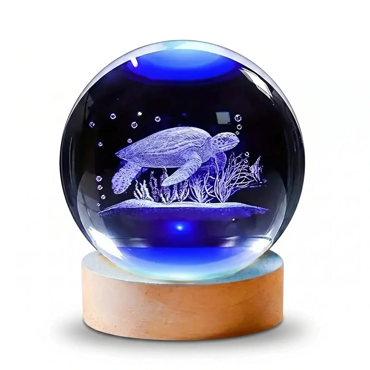 Boule de cristal avec gravure laser 3d d'une tortue de mer et fonds marins sur socle en bois sur fond blanc