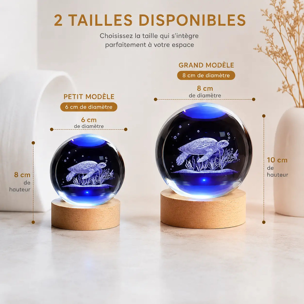Comparatif des deux tailles disponibles pour la boule de cristal tortue marine avec modèle 6cm et 8cm de diamètre