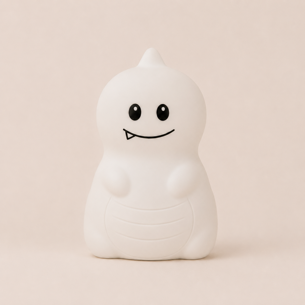 Veilleuse en silicone allumée en forme de petit dinosaure blanc, sur un fond beige neutre.