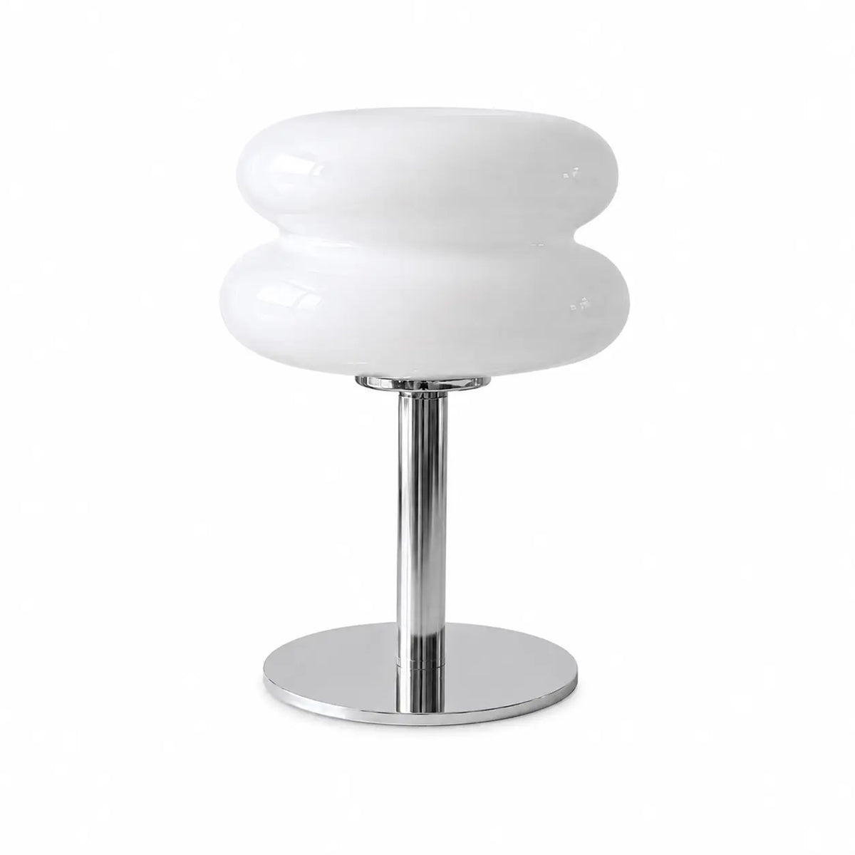 Lampe d'ambiance contemporaine en verre opalin blanc avec socle et pied en métal chromé sur fond blanc
