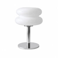 Lampe d'ambiance contemporaine en verre opalin blanc avec socle et pied en métal chromé sur fond blanc