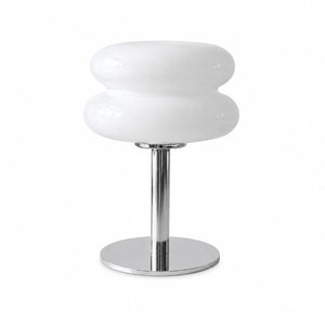Lampe d'ambiance contemporaine en verre opalin blanc avec socle et pied en métal chromé sur fond blanc