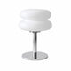 Lampe d'ambiance contemporaine en verre opalin blanc avec socle et pied en métal chromé sur fond blanc