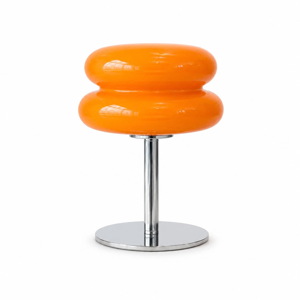 Lampe d'ambiance rétro en verre orange vif style champignon sur pied en inox chromé sur fond blanc
