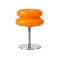 Lampe d'ambiance rétro en verre orange vif style champignon sur pied en inox chromé sur fond blanc