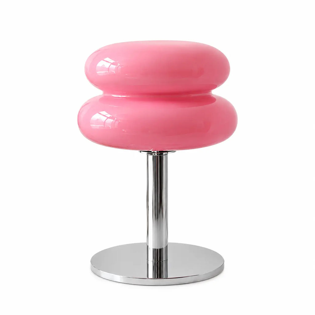Lampe d'ambiance vintage en verre brillant rose avec pied cylindrique en métal chromé sur fond blanc