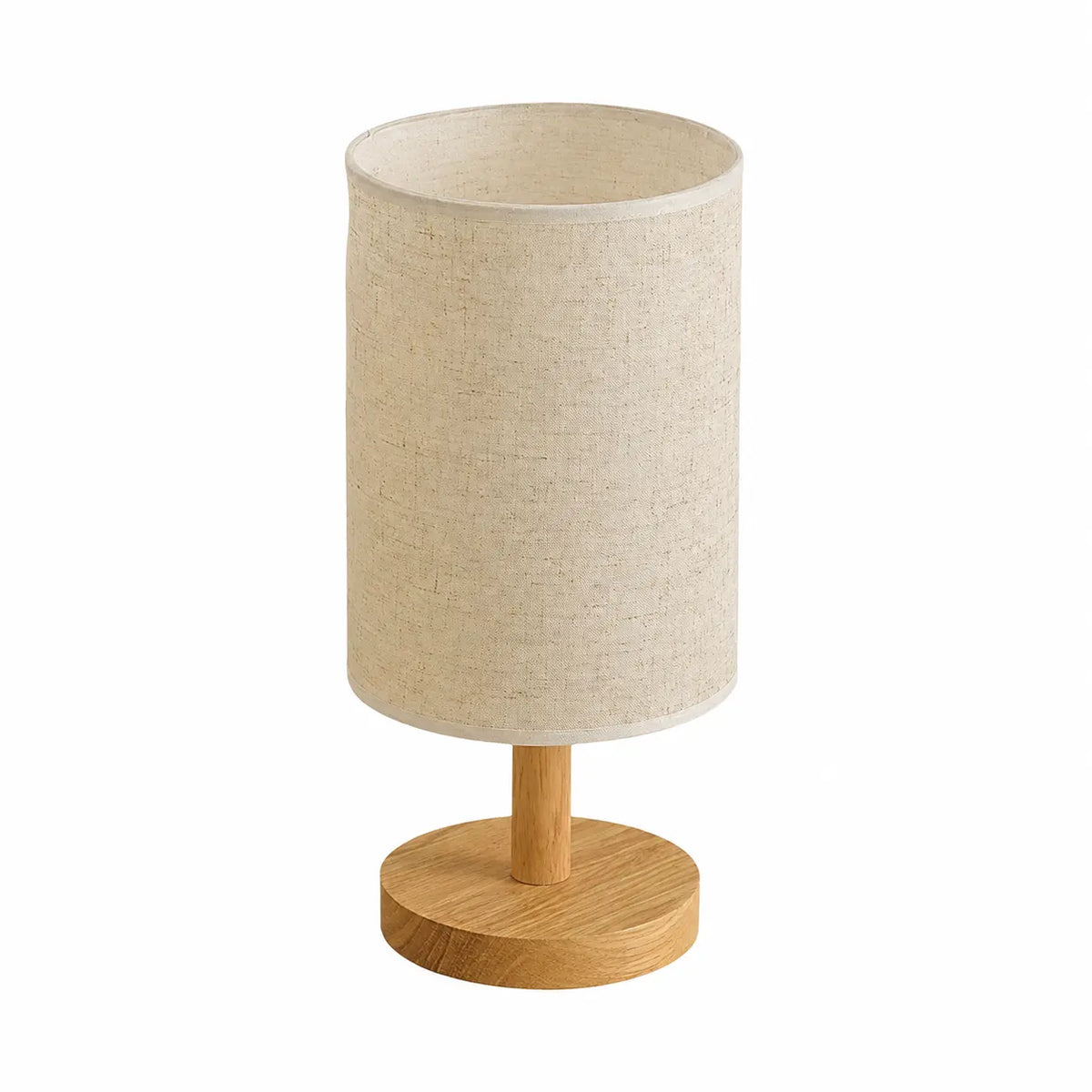Lampe de chevet minimaliste avec socle en bois clair et abat-jour cylindrique en tissu crème sur fond blanc