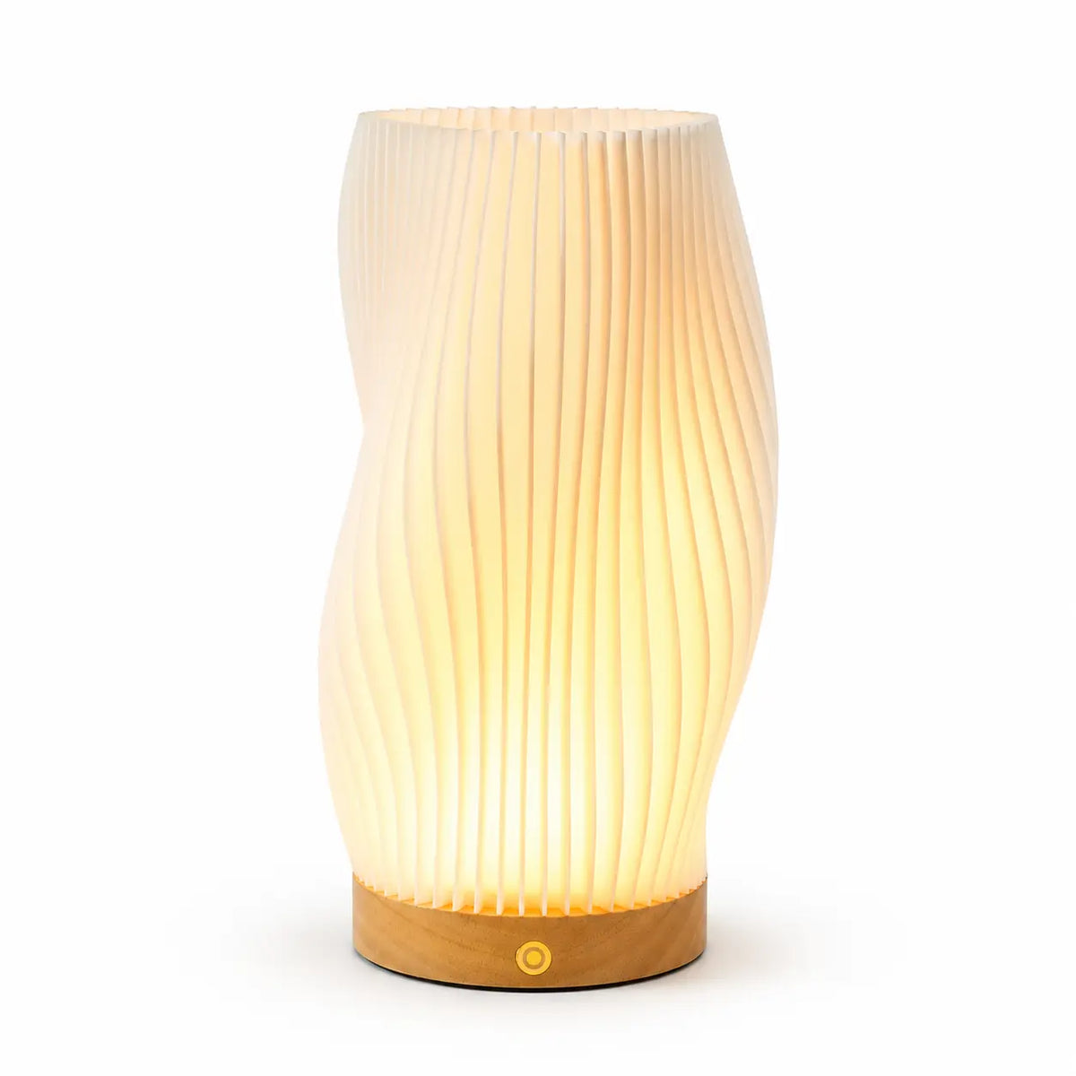 Lampe de table moderne aux formes ondulées avec abat-jour plissé lumineux et socle en bois sur fond blanc