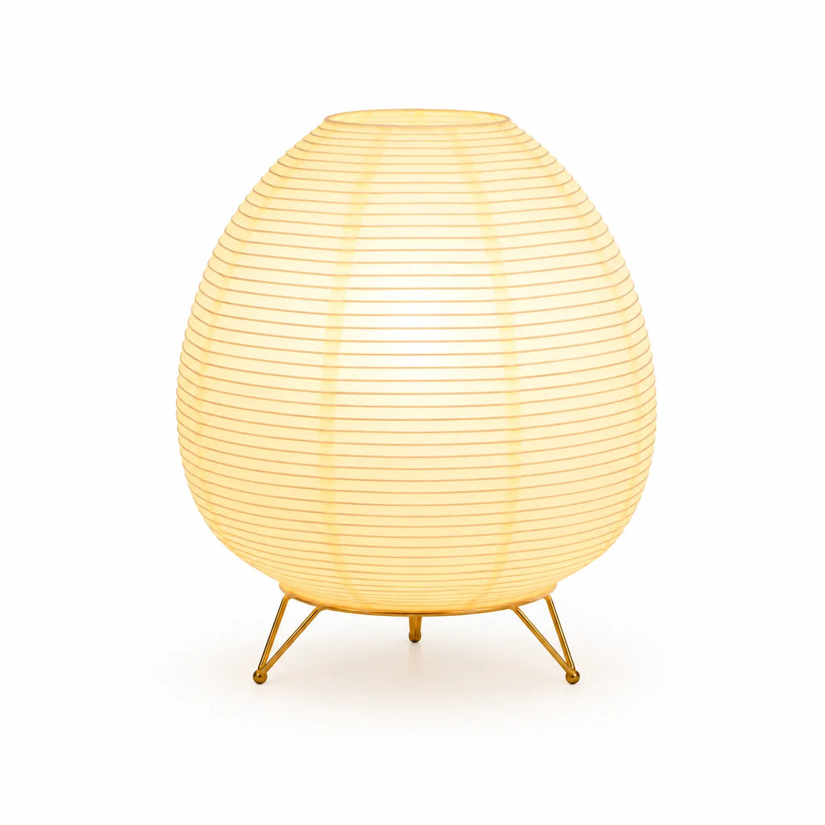 Lampe lanterne japonaise en papier de forme ovale allumée sur un trépied en métal doré.