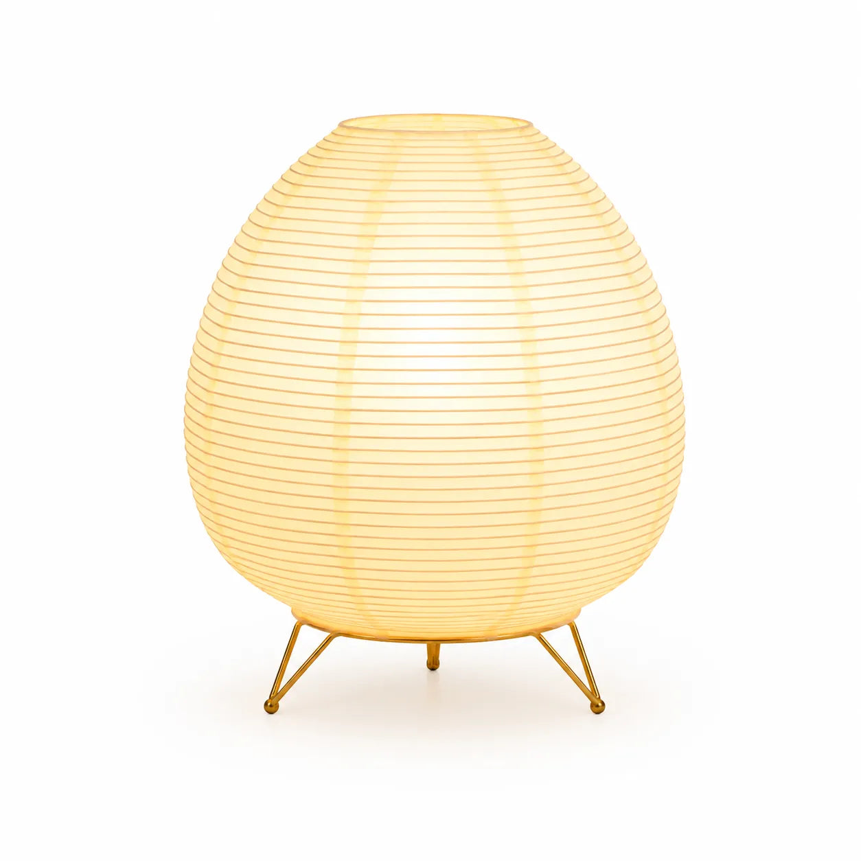 Lampe lanterne japonaise en papier de forme ovale allumée sur un trépied en métal doré.