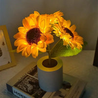 Gros plan sur une lampe tournesol led en forme de bouquet de fleurs artificielles éclairé posée sur un livre