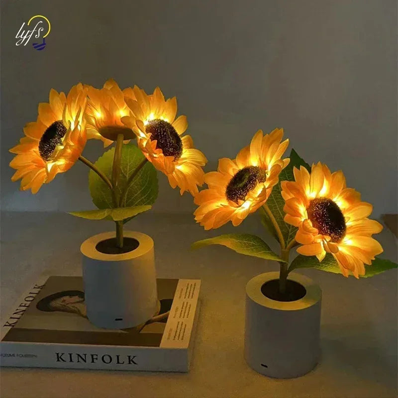 Deux lampes fleur tournesol led allumées dans leur pot blanc diffusant une lumière chaude nocturne