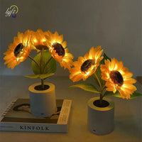 Deux lampes fleur tournesol led allumées dans leur pot blanc diffusant une lumière chaude nocturne