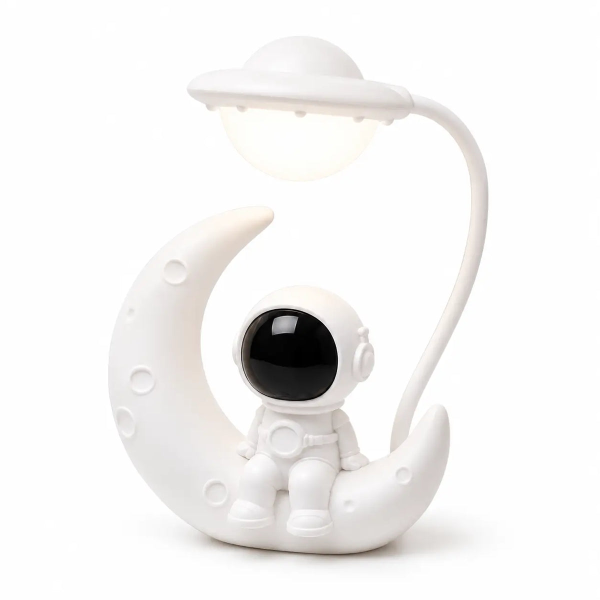 Veilleuse blanche originale mettant en scène un petit astronaute assis sur un croissant de lune texturé. Une tige flexible blanche part de l'arrière pour suspendre une lampe en forme de soucoupe volante illuminée au-dessus du personnage, présentée de trois-quarts face sur fond blanc.