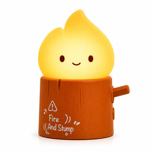 Lampe veilleuse flamme allumée sur fond blanc montrant les détails de la bûche en bois.