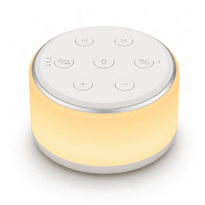 Machine à bruit blanc et veilleuse pour bébé allumée de forme cylindrique, diffusant une lueur jaune chaleureuse. La face supérieure blanche intègre des boutons de contrôle épurés pour le réglage du volume, de la lumière, des pistes audio et de la minuterie (30, 60, 90 minutes), présentée sur fond blanc.