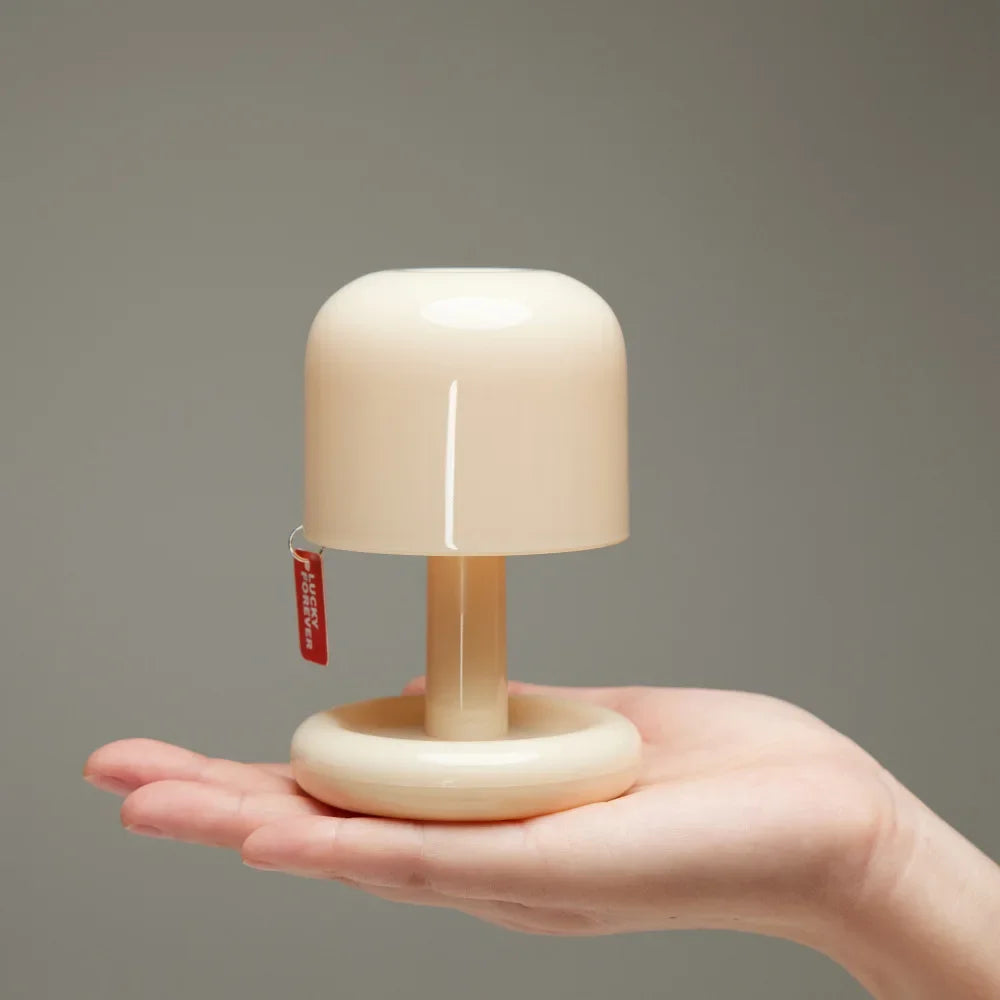 Mini lampe de chevet nomade beige style champignon tenue dans le creux de la main