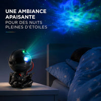 Projecteur astronaute noir allumé projetant une nébuleuse étoilée au-dessus d'un enfant qui dort.
