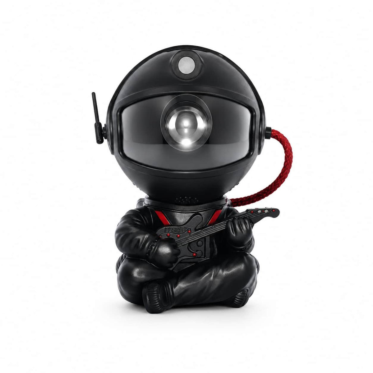 Projecteur astronaute noir en position assise jouant de la guitare électrique avec des détails rouges sur fond blanc.