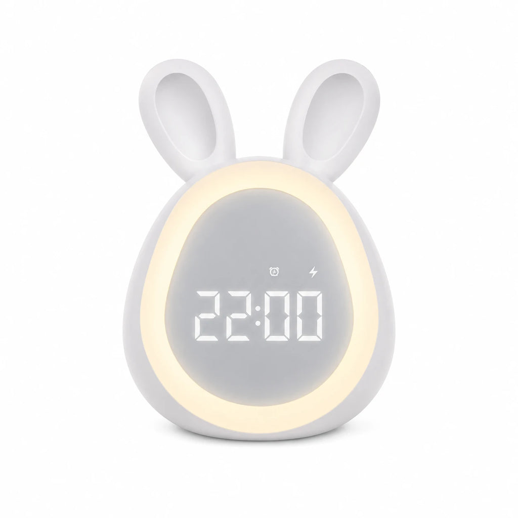 Réveil lapin LED blanc avec un anneau lumineux allumé autour de l'écran numérique affichant l'heure sur fond blanc.