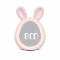 Réveil lapin LED rose avec un affichage numérique de l'heure sur fond blanc.