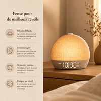 Réveil simulateur d’aube adulte beige lumineux posé sur une table de chevet en bois dans une chambre chaleureuse