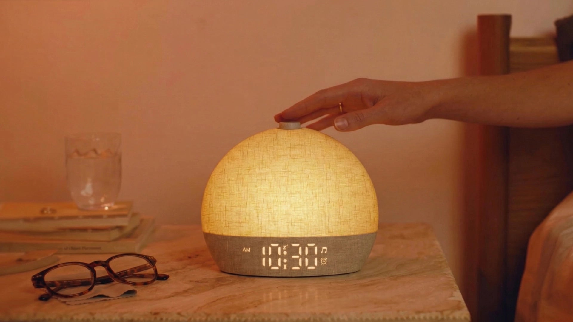 Réveil simulateur d'aube posé sur une table de chevet - OUM'YA, produits de sommeil pour parents et enfants