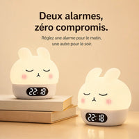 Infographie illustrant la fonction double alarme avec deux réveils veilleuses lapin allumés posés à côté de livres dans un ton beige chaleureux.