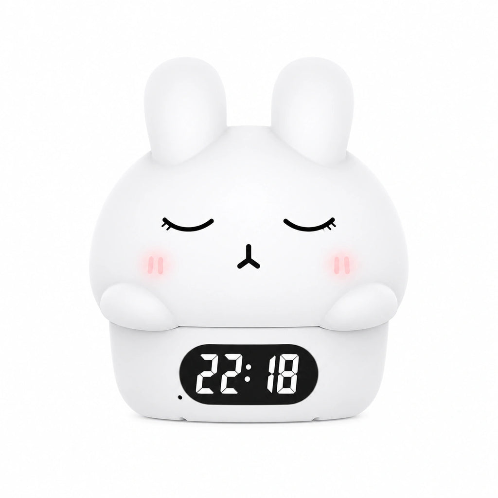 Réveil veilleuse lapin blanc aux yeux clos et petites joues roses avec affichage numérique de l'heure sur fond blanc.