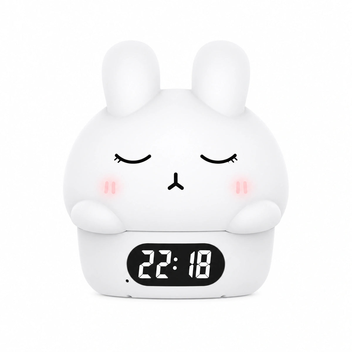 Réveil veilleuse lapin blanc aux yeux clos et petites joues roses avec affichage numérique de l'heure sur fond blanc.