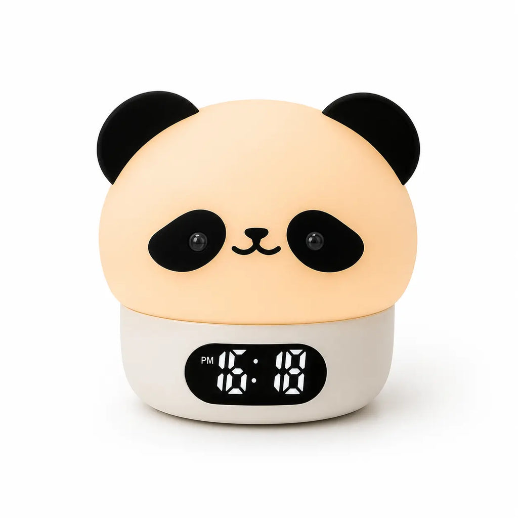 Réveil veilleuse panda allumé avec une tête en silicone souple et un affichage numérique de l'heure sur fond blanc.