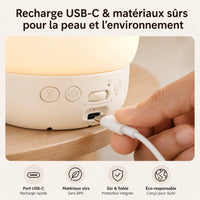 Gros plan sur une main qui branche un câble USB-C à l'arrière du réveil veilleuse panda pour illustrer sa recharge rapide.