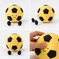 Composition de quatre vues montrant la veilleuse ballon de football sous différents angles et sa texture en silicone souple