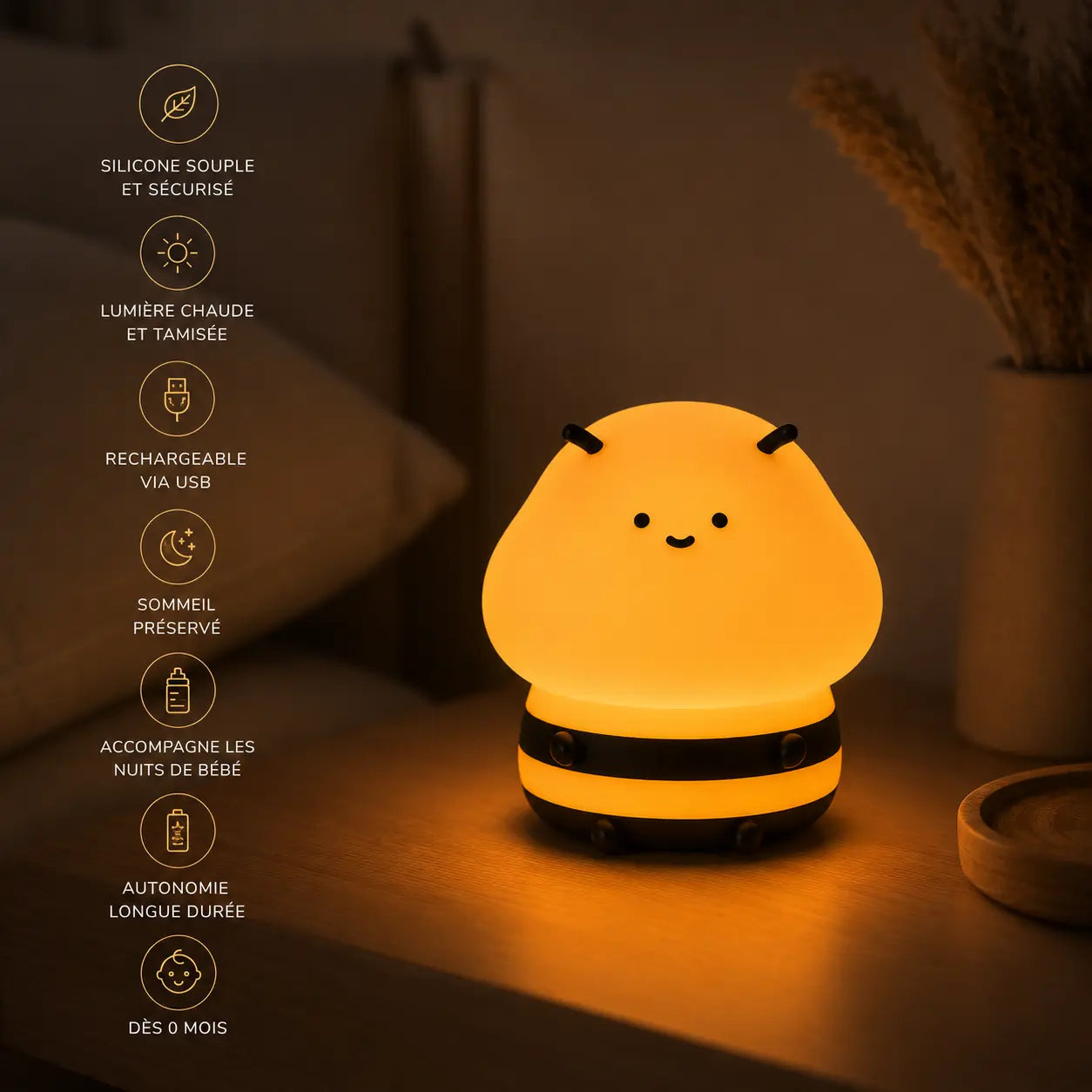 Infographie en français d'une veilleuse en silicone en forme de petite abeille souriante allumée sur une table de chevet en bois, listant ses points clés : silicone souple et sécurisé, lumière chaude et tamisée, rechargeable via USB, sommeil préservé, accompagne les nuits de bébé, autonomie longue durée et utilisable dès 0 mois.