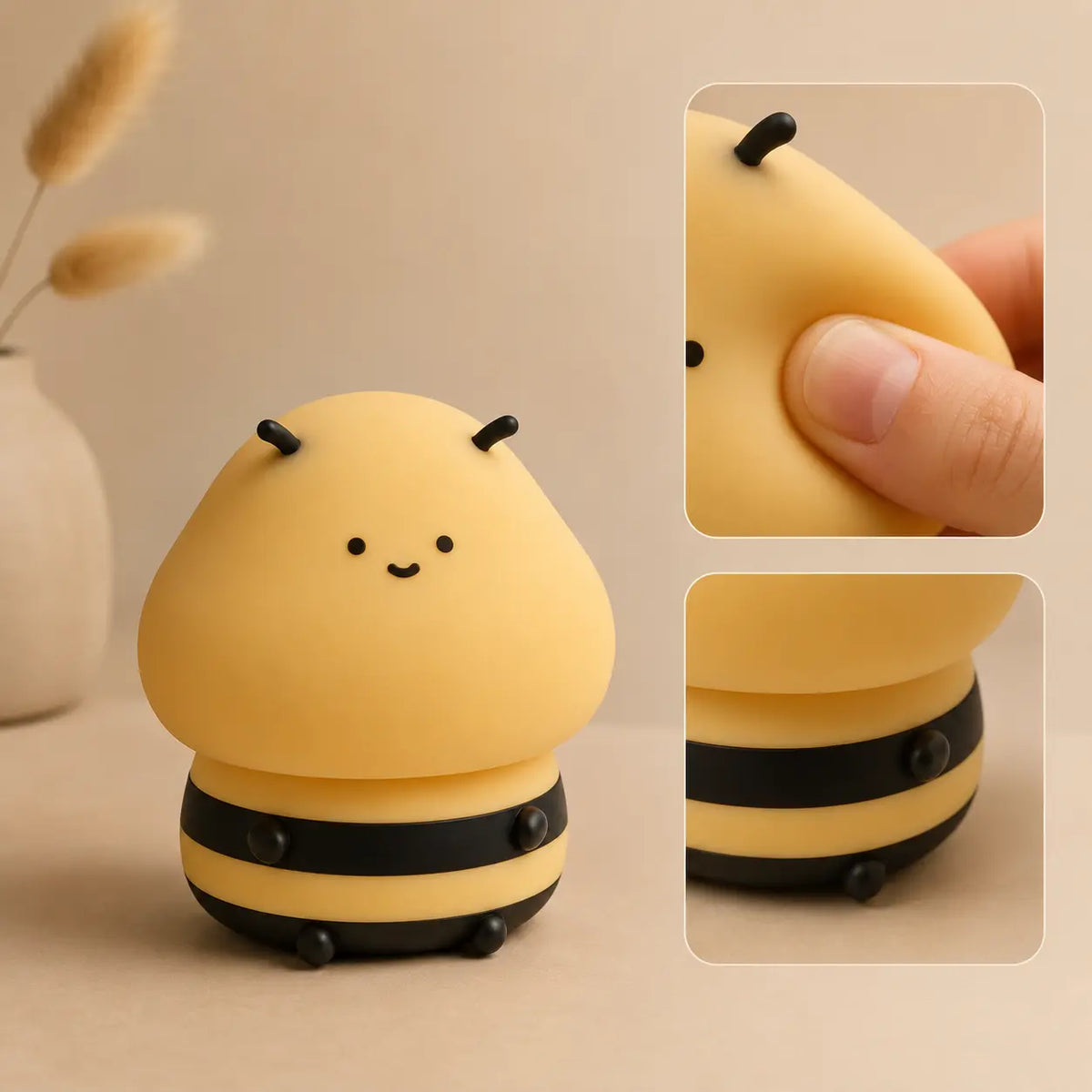 Planche produit d'une veilleuse en silicone en forme d'abeille allumée sur un fond beige, comprenant deux zooms à droite : l'un montrant un doigt pressant la texture souple et l'autre mettant en valeur les détails des rayures noires et de la base.