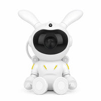 Projecteur veilleuse astronaute lapin blanc en version assise avec ses détails jaunes sur fond blanc.