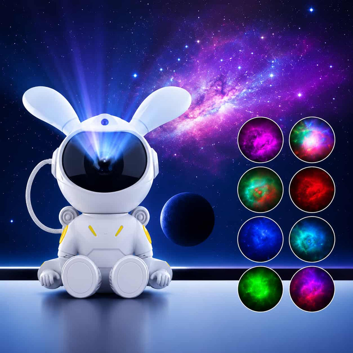 Veilleuse astronaute lapin assis projetant un ciel étoilé avec des pastilles montrant les différentes couleurs de nébuleuses disponibles.