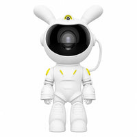 Projecteur veilleuse astronaute lapin blanc en version debout avec des oreilles de lapin et des détails jaunes sur fond blanc.