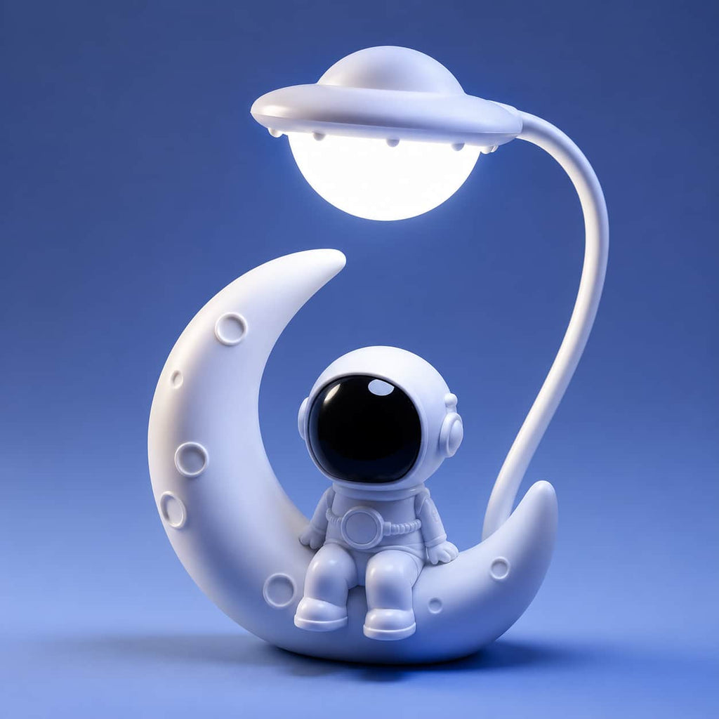 Veilleuse astronaute lune allumée diffusant une lumière blanche sur un fond bleu uni.