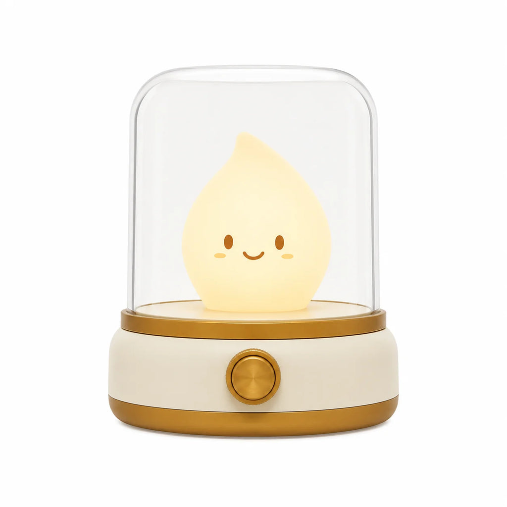Veilleuse bougie LED de couleur beige éteinte sur fond blanc avec sa base dorée.