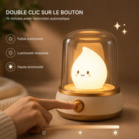 Infographie montrant une main réglant le bouton de la veilleuse bougie LED pour ajuster l'intensité et activer l'extinction automatique.
