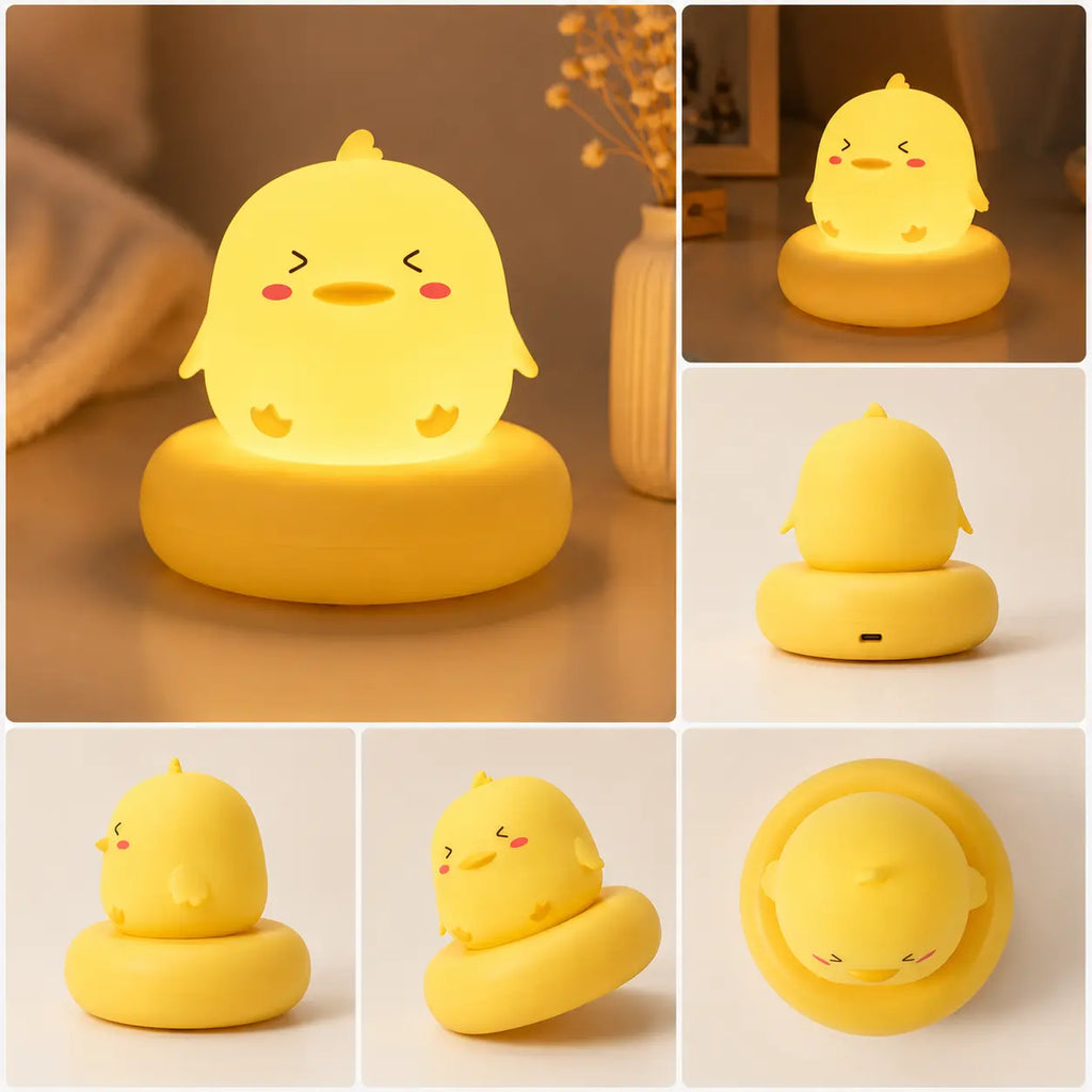 Grille de six photos présentant une veilleuse jaune en forme de petit canard allumée sous différents angles de vue. Le produit repose sur son large socle circulaire assorti au cœur d'un décor de chambre doux. Les vignettes montrent la veilleuse de face, de dos mettant en évidence la coque lisse et le port de charge USB à sa base, de profil, de trois-quarts sous deux inclinaisons, ainsi que selon une vue plongeante aérienne.