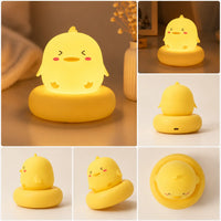 Grille de six photos présentant une veilleuse jaune en forme de petit canard allumée sous différents angles de vue. Le produit repose sur son large socle circulaire assorti au cœur d'un décor de chambre doux. Les vignettes montrent la veilleuse de face, de dos mettant en évidence la coque lisse et le port de charge USB à sa base, de profil, de trois-quarts sous deux inclinaisons, ainsi que selon une vue plongeante aérienne.
