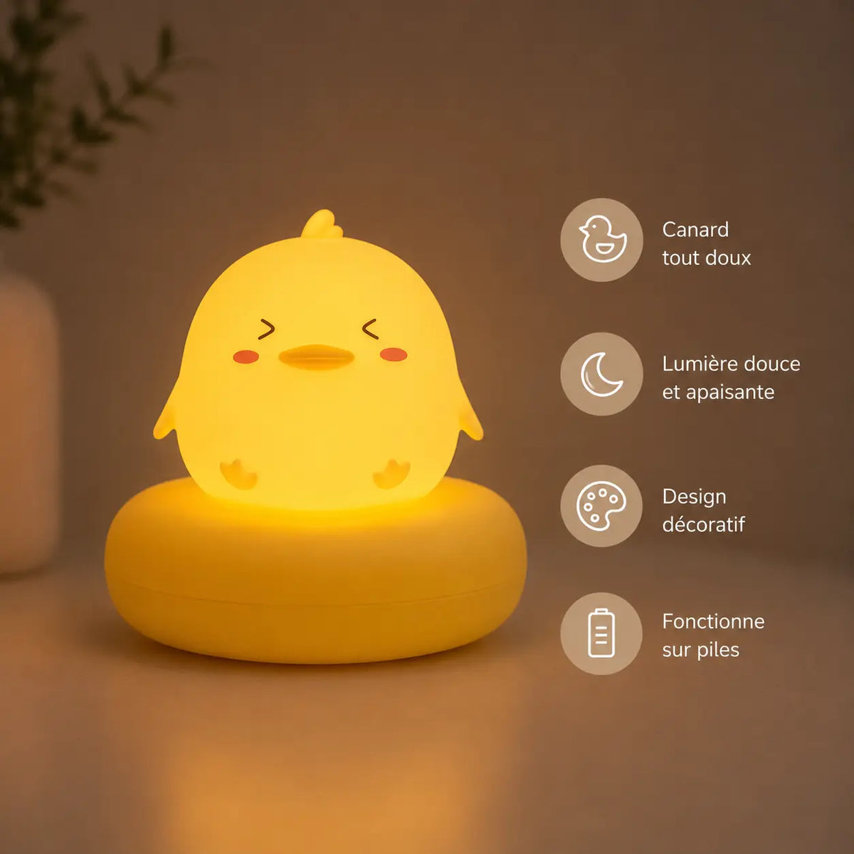 Veilleuse LED en forme de canard jaune posée sur son socle, émettant une lumière douce et chaleureuse pour chambre d'enfant.