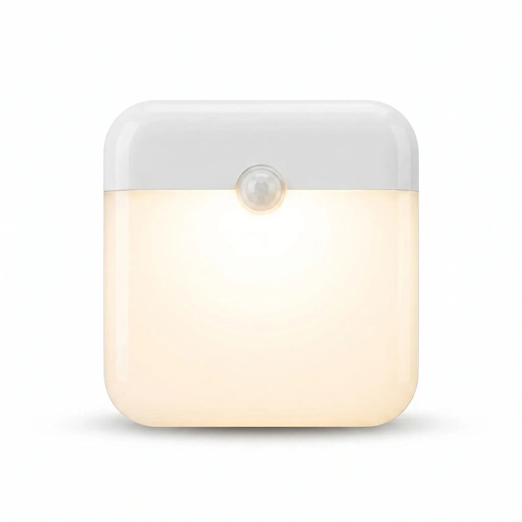 Veilleuse carrée blanche à capteur de mouvement allumée avec lumière chaude sur fond blanc