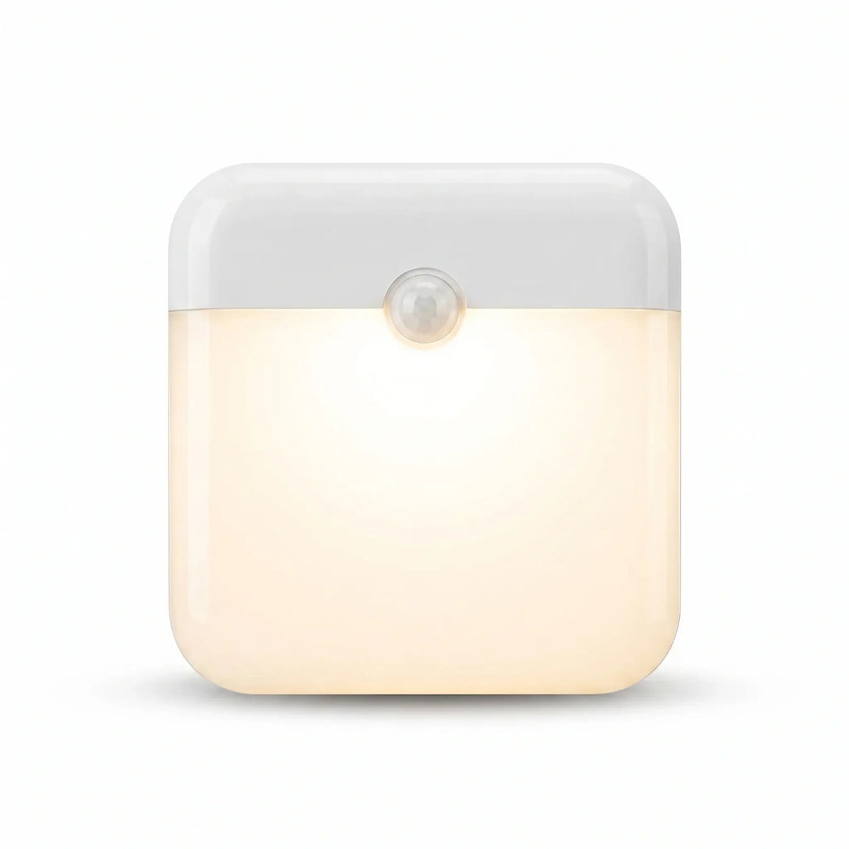 Veilleuse carrée blanche à capteur de mouvement allumée avec lumière chaude sur fond blanc