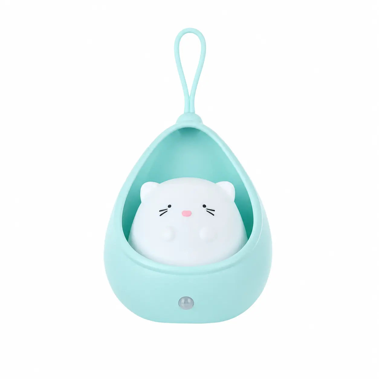 Veilleuse pour bébé éteinte représentant un petit chat blanc installé dans un cocon protecteur suspendu en silicone bleu menthe, présentée de face sur fond blanc.